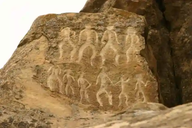 Qobustan qayaüstü təsvirləri haqqında esse yazın